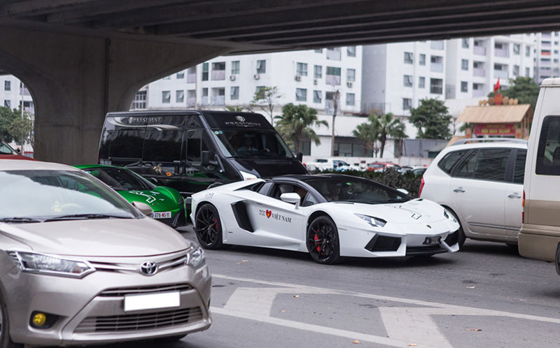 Dàn siêu xe Car & Passion bị bủa vây trên đường phố Hà Nội